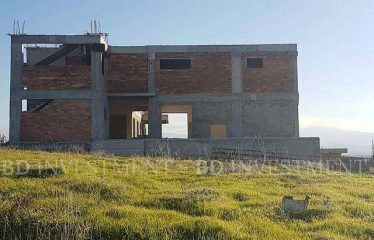Akdeniz Köyünde İçerisinde Yarım İnşaat Villa Bulunan Deniz Manzaralı 2 Dönüm Arsa