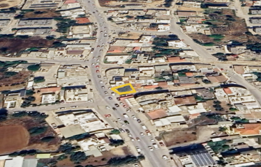 Ayluka’da Ana Cadde Üzeri Köşe Arsa/Eski Ev