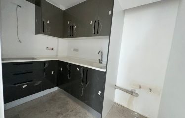 HASPOLAT’TA SATILIK GENİŞ VİTRİNE SAHİP SENDE KATLI DÜKKAN – 205 m²
