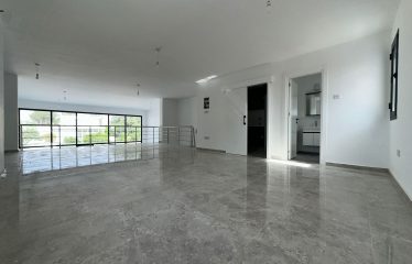 HASPOLAT’TA SATILIK GENİŞ VİTRİNE SAHİP SENDE KATLI DÜKKAN – 205 m²