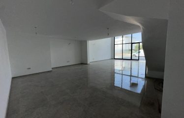 HASPOLAT’TA SATILIK GENİŞ VİTRİNE SAHİP SENDE KATLI DÜKKAN – 205 m²