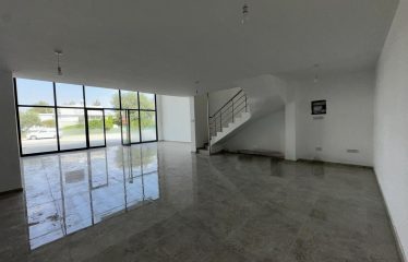 HASPOLAT’TA SATILIK GENİŞ VİTRİNE SAHİP SENDE KATLI DÜKKAN – 205 m²