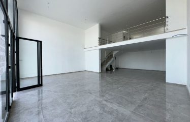 HASPOLAT’TA SATILIK GENİŞ VİTRİNE SAHİP SENDE KATLI DÜKKAN – 205 m²