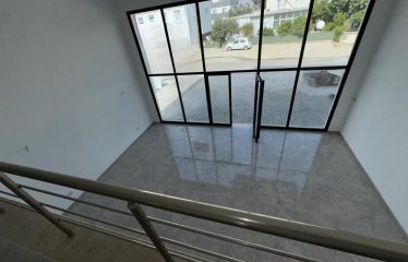 HASPOLAT’TA SATILIK GENİŞ VİTRİNE SAHİP SENDE KATLI DÜKKAN – 205 m²