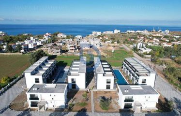 Karşıyaka’da Dağ ve Deniz Manzaralı İkiz Villalar