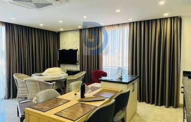 Karşıyaka’da Dağ ve Deniz Manzaralı İkiz Villalar