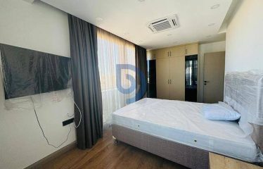 Karşıyaka’da Dağ ve Deniz Manzaralı İkiz Villalar