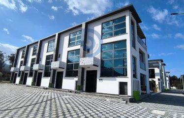 Karşıyaka’da Dağ ve Deniz Manzaralı İkiz Villalar