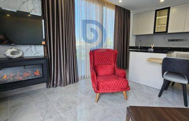 Karşıyaka’da Dağ ve Deniz Manzaralı İkiz Villalar