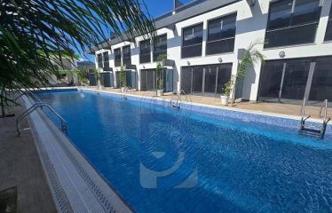 Karşıyaka’da Dağ ve Deniz Manzaralı İkiz Villalar
