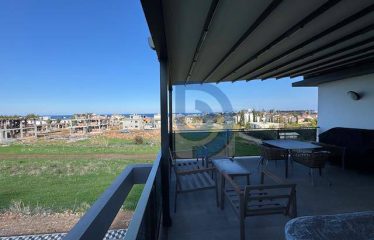 Karşıyaka’da Dağ ve Deniz Manzaralı İkiz Villalar