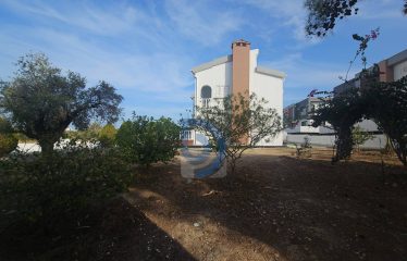 Edremit’de Geniş Arazi İçinde Dağ ve Deniz Manzaralı Villa