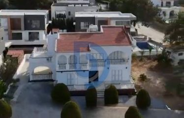 Edremit’de Geniş Arazi İçinde Dağ ve Deniz Manzaralı Villa