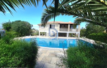 Yeşiltepe’de Acil Satılık 1804 m² Bahçe İçinde 3+1 Villa