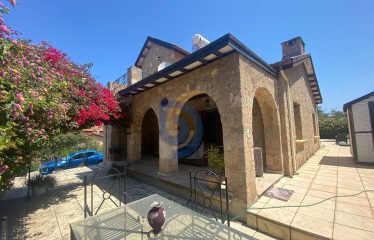 Karşıyaka Satılık Özel Havuzlu Taş Villa