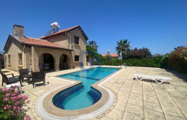 Karşıyaka Satılık Özel Havuzlu Taş Villa