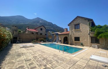 Karşıyaka Satılık Özel Havuzlu Taş Villa