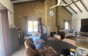 Karşıyaka Satılık Özel Havuzlu Taş Villa