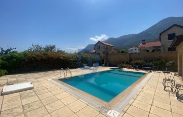 Karşıyaka Satılık Özel Havuzlu Taş Villa