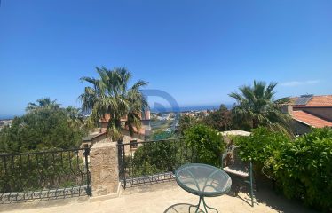 Karşıyaka Satılık Özel Havuzlu Taş Villa