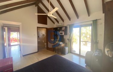 Karşıyaka Satılık Özel Havuzlu Taş Villa