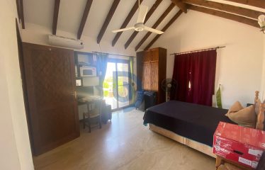 Karşıyaka Satılık Özel Havuzlu Taş Villa