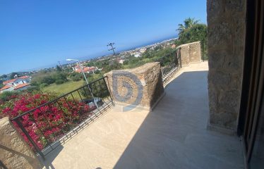 Karşıyaka Satılık Özel Havuzlu Taş Villa