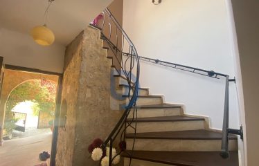 Karşıyaka Satılık Özel Havuzlu Taş Villa