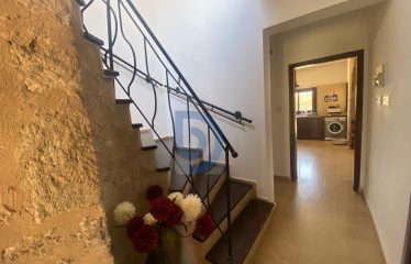 Karşıyaka Satılık Özel Havuzlu Taş Villa