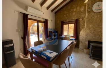 Karşıyaka Satılık Özel Havuzlu Taş Villa