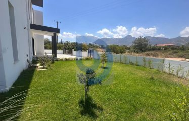 Kıbrıs Girne Çatalköy Bölgesinde Satılık 6+1 Triplex Villa