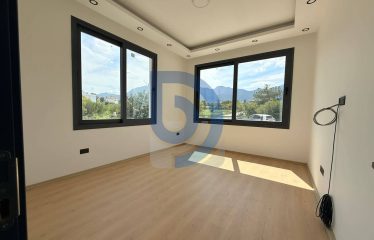 Kıbrıs Girne Çatalköy Bölgesinde Satılık 6+1 Triplex Villa