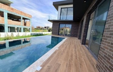Kıbrıs Girne Çatalköy Bölgesinde Satılık 6+1 Triplex Villa