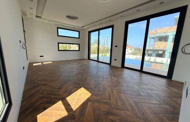 Kıbrıs Girne Çatalköy Bölgesinde Satılık 6+1 Triplex Villa