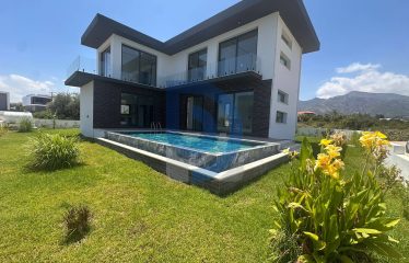 Kıbrıs Girne Çatalköy Bölgesinde Satılık 6+1 Triplex Villa