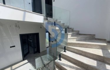Kıbrıs Girne Çatalköy Bölgesinde Satılık 6+1 Triplex Villa