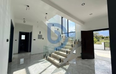 Kıbrıs Girne Çatalköy Bölgesinde Satılık 6+1 Triplex Villa