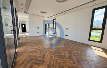 Kıbrıs Girne Çatalköy Bölgesinde Satılık 6+1 Triplex Villa