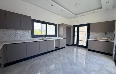 Kıbrıs Girne Çatalköy Bölgesinde Satılık 6+1 Triplex Villa