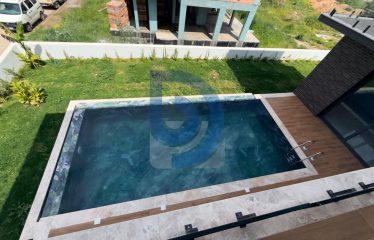 Kıbrıs Girne Çatalköy Bölgesinde Satılık 6+1 Triplex Villa