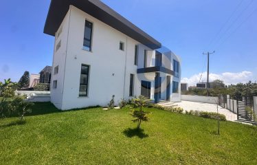 Kıbrıs Girne Çatalköy Bölgesinde Satılık 6+1 Triplex Villa