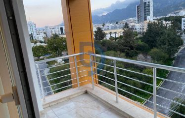 Kıbrıs Girne Merkezde Satılık 2+1 Ensüit Deniz Dağ Manzaralı Daire
