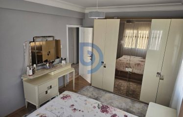 Kıbrıs Girne Merkezde Acil Satılık 3+1 Geniş Penthouse Daire