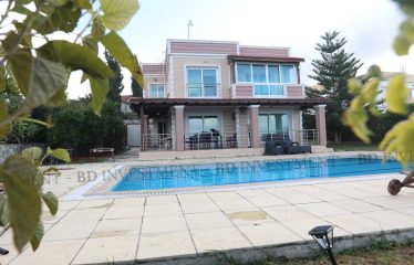Kıbrıs Girne Çatalköy’de Önü Kapanmaz Geniş Bahçeli Villa