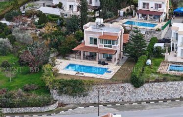 Kıbrıs Girne Çatalköy’de Önü Kapanmaz Geniş Bahçeli Villa