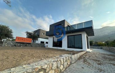 Kıbrıs Girne Lapta Bölgesinde -Satılık Sıfır 3+1 Taşınmaya Hazır Lüks Villa