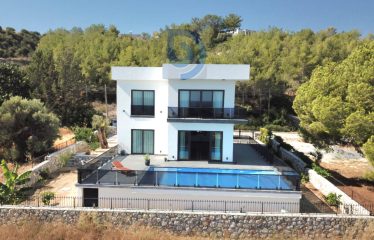 Kıbrıs Girne Karşıyaka’da Denize 160 Metre Mesafede Önü Kapanmaz 4+1 Lüks Villa