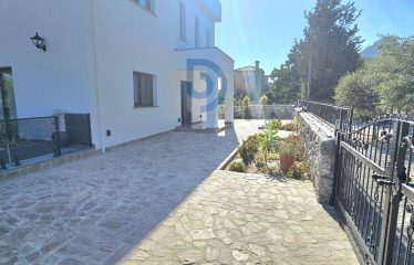 Kıbrıs Girne Karşıyaka’da Denize 160 Metre Mesafede Önü Kapanmaz 4+1 Lüks Villa
