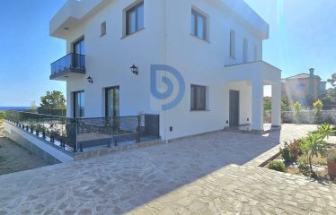 Kıbrıs Girne Karşıyaka’da Denize 160 Metre Mesafede Önü Kapanmaz 4+1 Lüks Villa