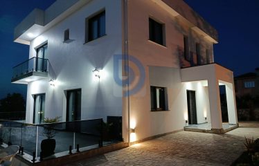 Kıbrıs Girne Karşıyaka’da Denize 160 Metre Mesafede Önü Kapanmaz 4+1 Lüks Villa